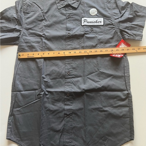MENS LARGE GRAY MARVEL THE PUNISHER SS BUTTON UP SS SHIRT - NWT - Picture 2 of 6